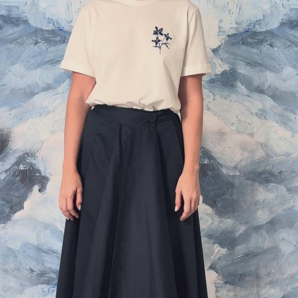 
                      
                        Load and play video in Gallery viewer, JARDÍN LATENTE T-SHIRT
                      
                    